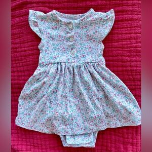 Carter’s baby girl dress. Size 6 months 🩷
